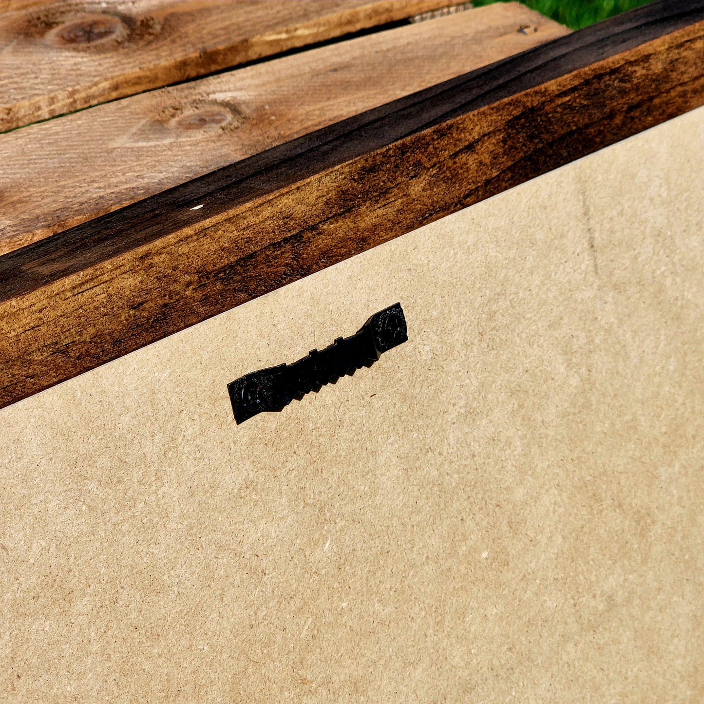 Close Up Sawtooth Hanger