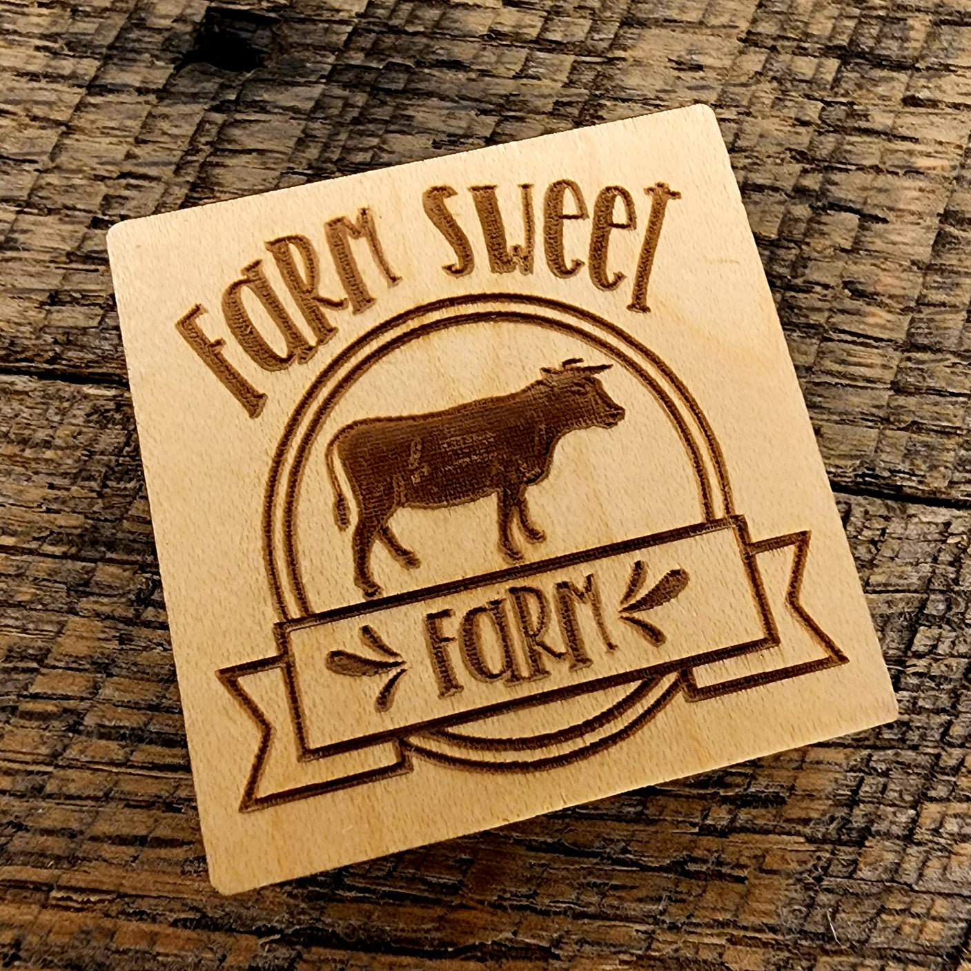 Magnet with inscription: "Farm Sweet Farm" and a cow tilted left