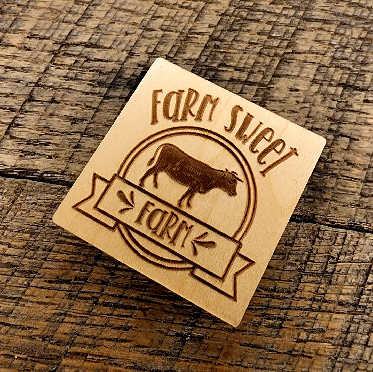 Magnet with inscription: "Farm sweet farm" with cow and tilted right