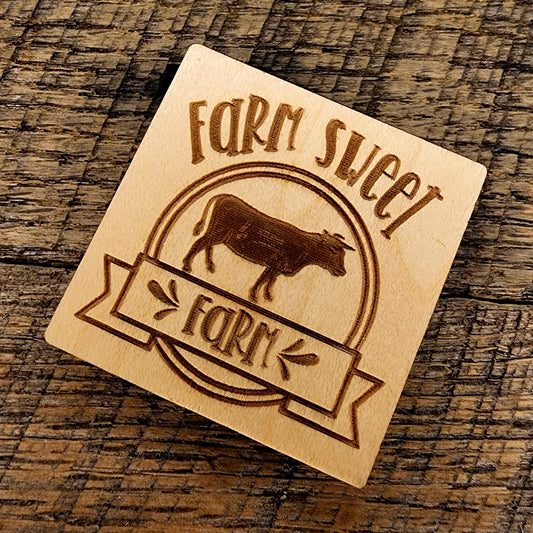 Magnet with inscription: "Farm Sweet Farm" and a cow tilted right